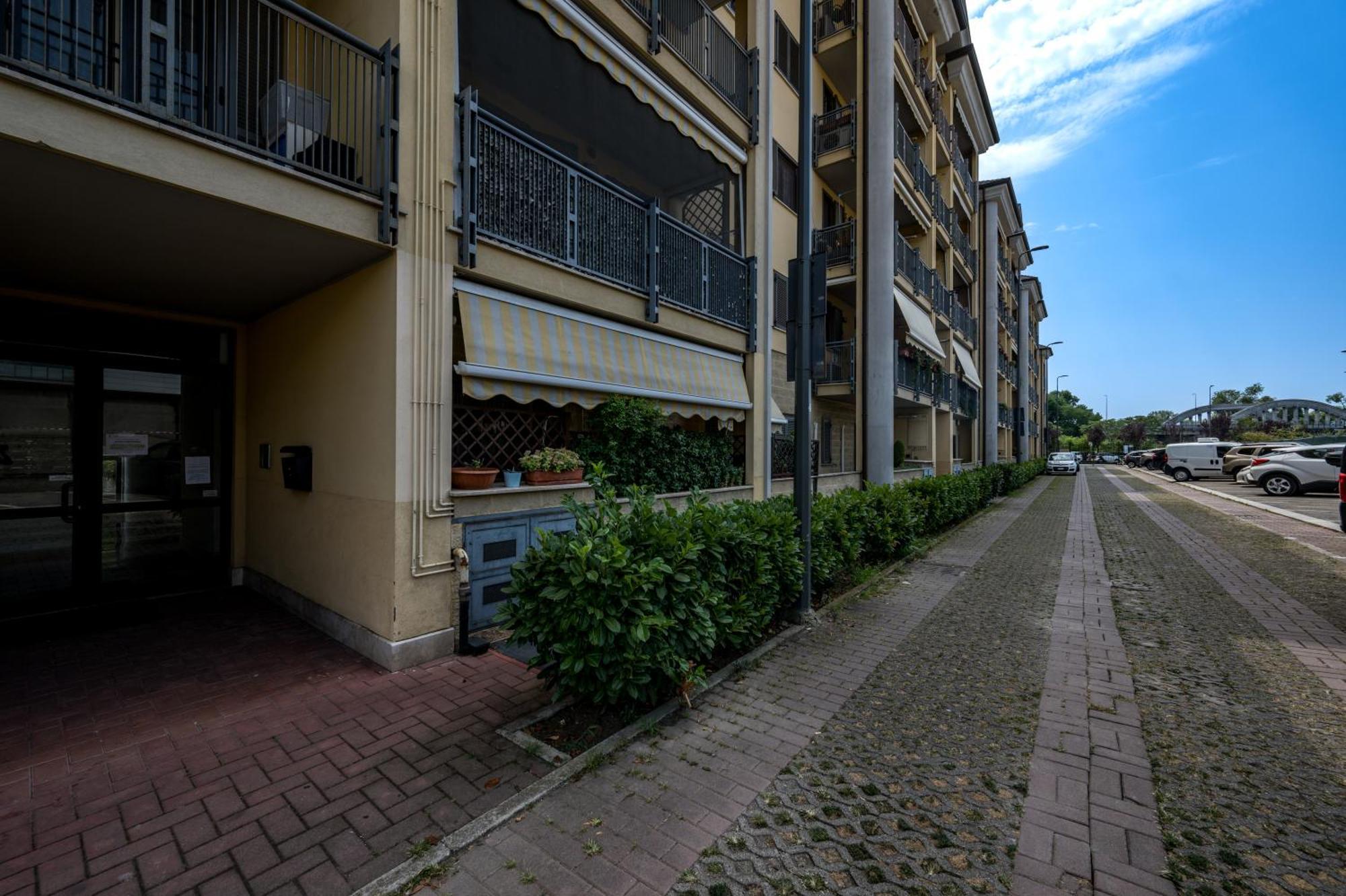 Cozy Suite Rogoredo Apartment Next To The Metro And Train Station Милан Экстерьер фото